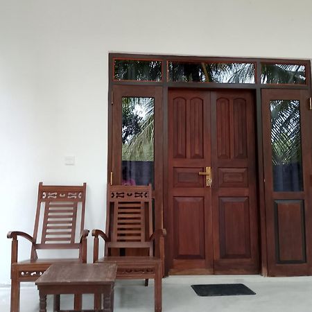 Little Sunshine Guest House & Restaurant Тангалла Экстерьер фото