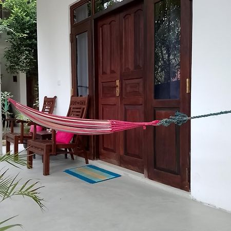 Little Sunshine Guest House & Restaurant Тангалла Экстерьер фото