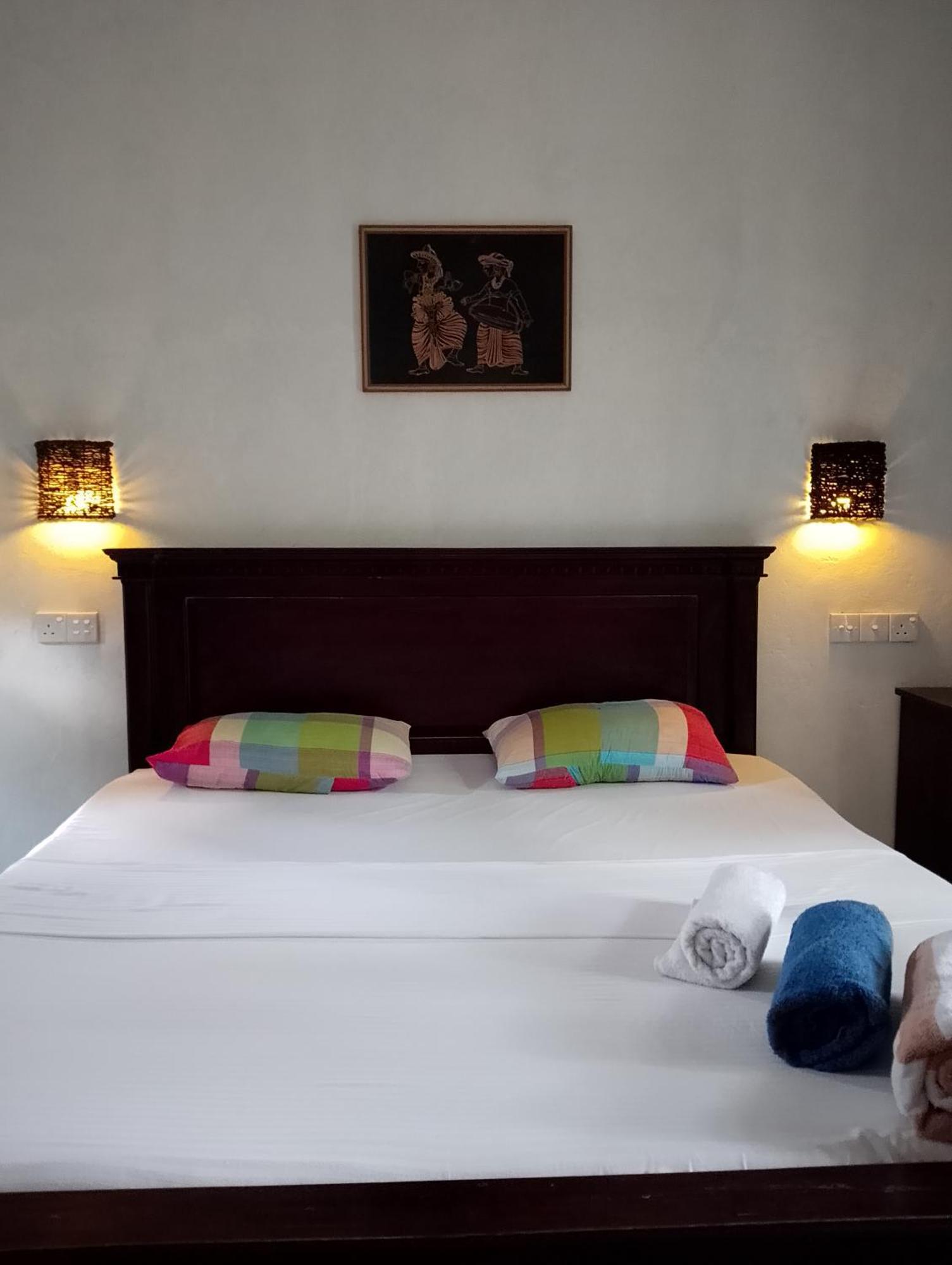 Little Sunshine Guest House & Restaurant Тангалла Номер фото