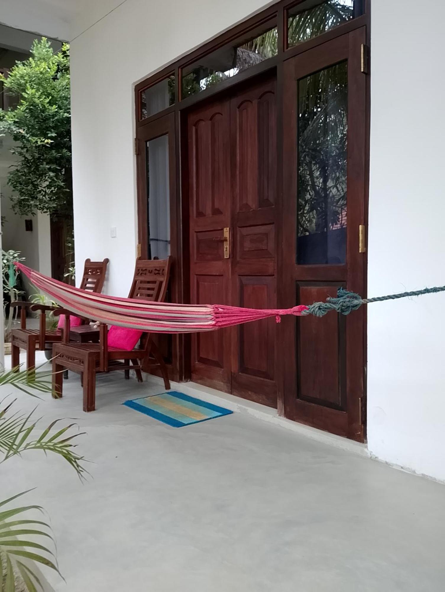 Little Sunshine Guest House & Restaurant Тангалла Экстерьер фото