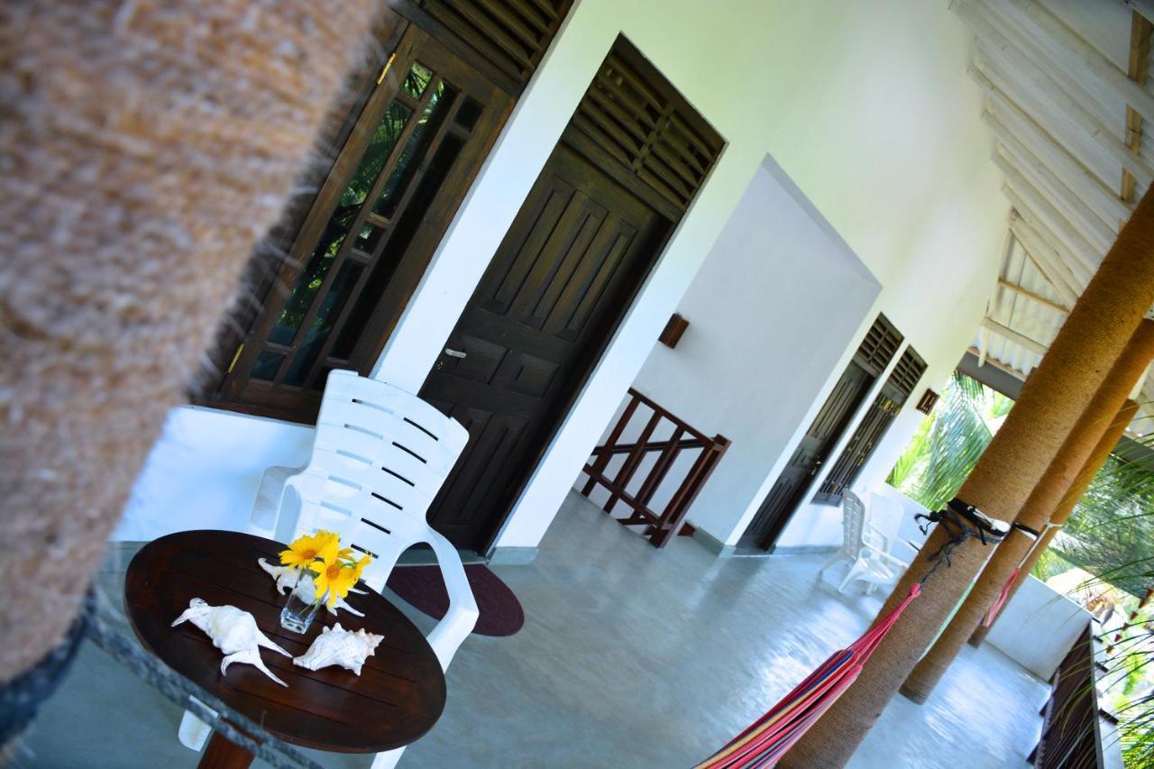 Little Sunshine Guest House & Restaurant Тангалла Экстерьер фото