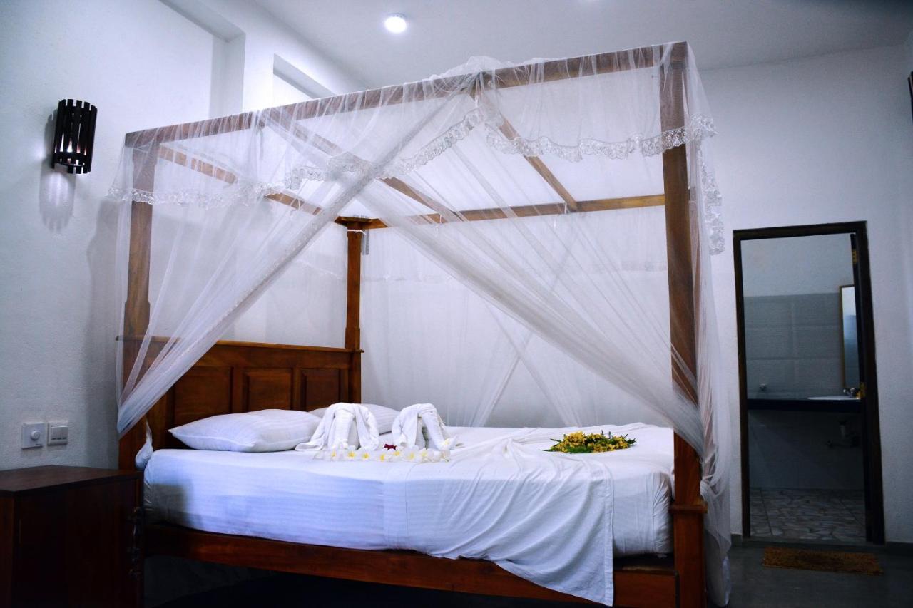 Little Sunshine Guest House & Restaurant Тангалла Экстерьер фото