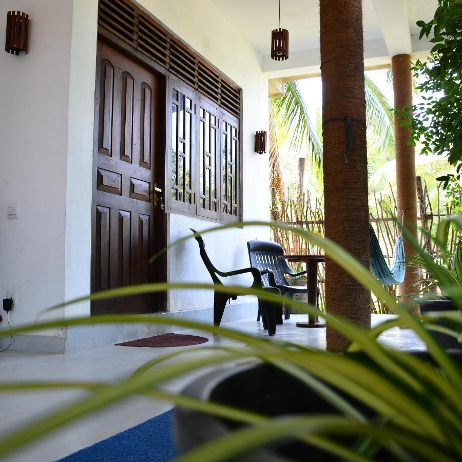 Little Sunshine Guest House & Restaurant Тангалла Экстерьер фото
