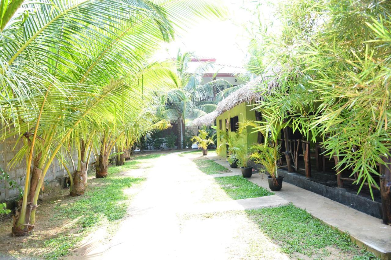 Little Sunshine Guest House & Restaurant Тангалла Экстерьер фото